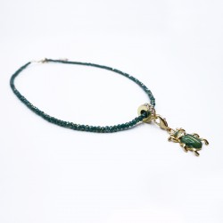 Collier de cristal vert doré avec anneau et charm