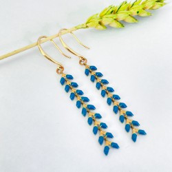 Dangling earrings leaves shaped